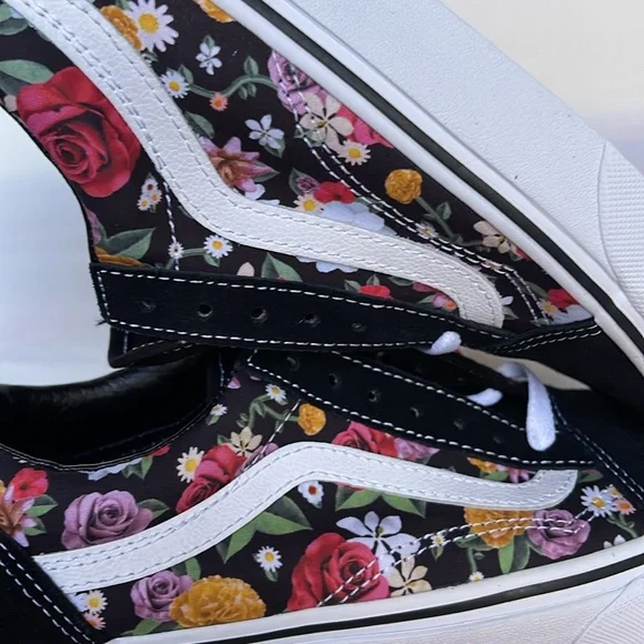 Vans WMNS Old Skool
(Lux Floral) Digi Floral/
VN0A38G1U5H
Sneakers - Picture 14 of 16